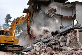 “都别活了！”江苏男子房子遭强拆，开车直撞死执法队酿成悲剧！图片