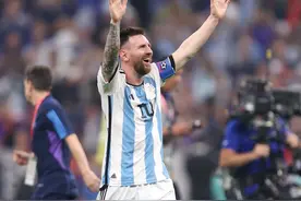 复盘决赛最大争议！法国第2球之前疑似犯规，科曼推倒梅西无人提图片