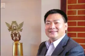 他44岁时身家过亿，花几百万给员工买衣服，如今负债累累无人理会图片