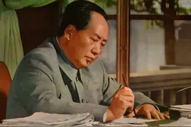 建国初期六大军区开会，毛主席敲山震虎：谁不讲规矩，就开谁的刀图片