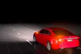 晚上在高速上开车，如何提醒后车关闭远光灯？第3个办法最有效果图片