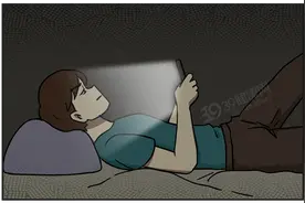 晚上躺着玩手机，久了会怎样？医生：出现4种变化，及时停止图片