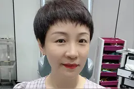 不建议五六十岁女人“剪短发、盘头发”，换成这3种发型更显气质图片