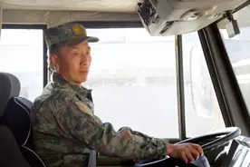 敢在战场“漂移”的汽车兵图片