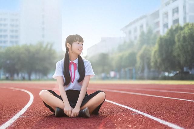 闺蜜来我家住，我让老公睡沙发，闺蜜说：那你的男人真不行啊