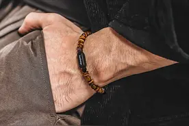 四五十岁男人，适合“手链”还是“手串”？看这3组图就知道了！图片