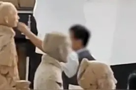 网传工作人员徒手摸兵马俑，网友质疑不专业，博物馆回应：绝不允许，手上汗渍会腐蚀，有游客曾被拘图片