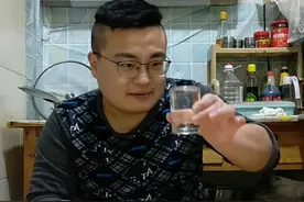 小峰爱小酒：喝酒界的大魔王，屡次被封禁的钉子户图片