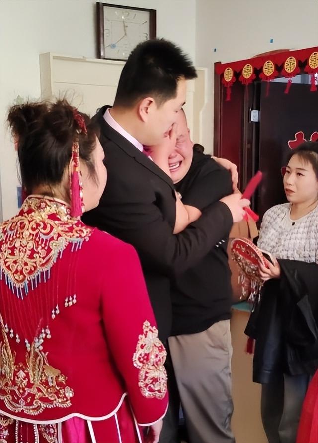 姐姐出嫁，弟弟心中不舍扑姐夫怀里嚎啕大哭，姐姐一句话逗乐众人：你姐30岁不嫁就砸手里去了