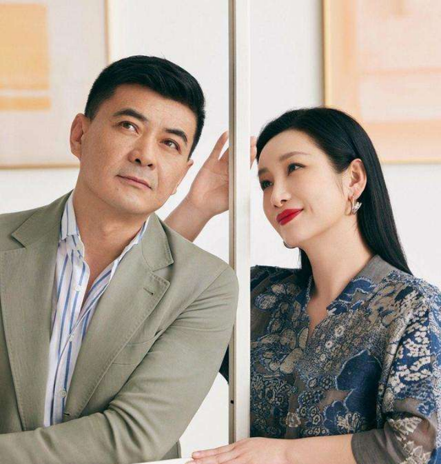 学刀马旦出身，和章子怡梅婷是同学，处女作成禁片，她却拿了影后