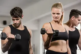 男生坚持4个力量动作，促进睾酮分泌，减缓衰老速度图片