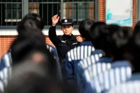 同样是公务员，待遇优厚且有编制，可为何狱警偏偏不受“待见”？图片