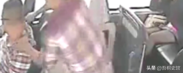 大巴车司机章双林，遇乘客露出诡异笑容，仅凭直觉感到危险要发生