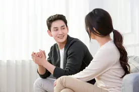 我出五万帮弟弟买房，过生日时弟媳给我一个信封，打开后我哭了图片