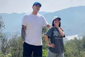 崔晋送李勒优回云南体检，刚落地就感觉水土不服，抱怨天天吃不饱图片