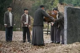 1951年，宁波老汉挖开儿子坟墓取出一破包，地方政府：快上报中央图片