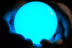 2003年，男子挖到重6吨夜明珠，估值26亿无人买，如今成“路灯”图片