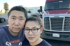 华人卡车夫妇遭美媒斥责：背LV包抢救济，领完免费食品转头摆摊卖图片