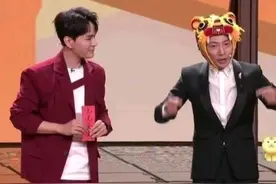 笑不活了，央视春晚撒贝宁嘴瓢上热搜，网友：要扣钱啦图片