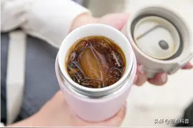“夺命保温杯”遭央视多次曝光，热水进毒水出，大家要提高警惕图片