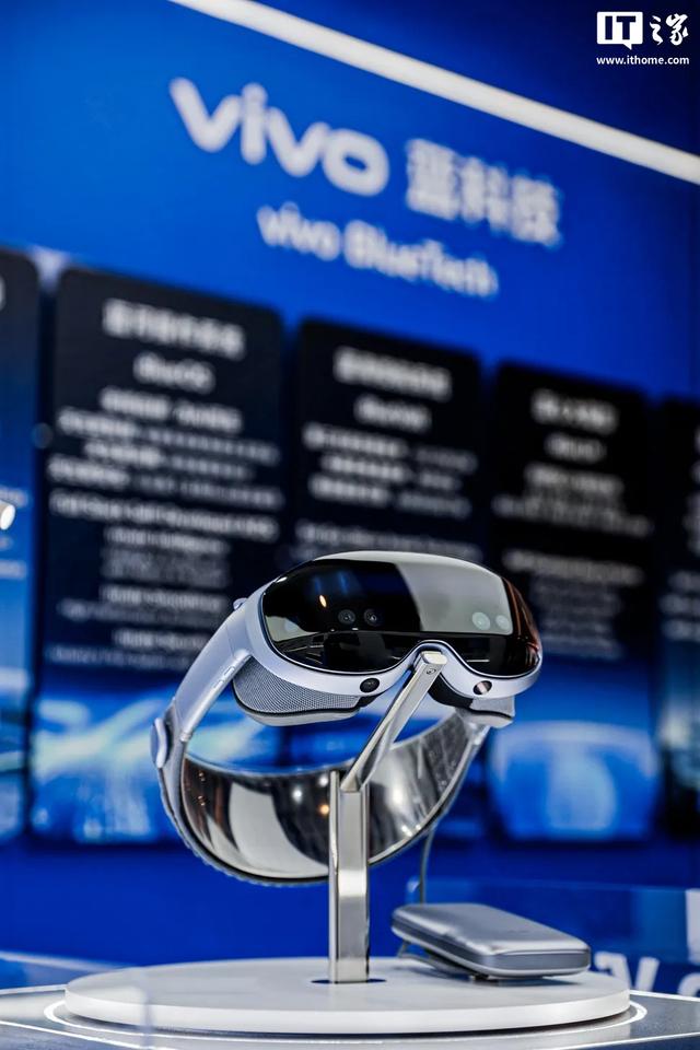 央视朱广权提前体验vivo Vision头显，双指捏合“轻松上头”