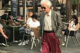 五六十岁男人，尽量不要穿皮鞋、帆布鞋，换成这3款鞋子会更高级图片