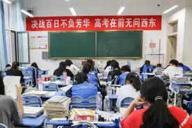 高考700分是什么概念？爸爸每天早起给儿子磕头，网友们神回复图片