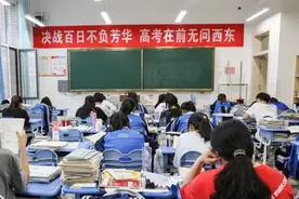 高考700分是什么概念？爸爸每天早起给儿子磕头，网友们神回复图片