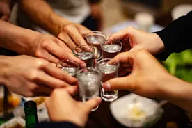 饮酒可致股骨头坏死，医生：长期饮酒，有3个表现警惕股骨头坏死图片