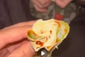 热情好客！女子坐火车邻座东北大哥赠豆皮卷葱，网友：盯着东北人食物超5秒就会被投喂图片