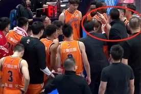 李春江提前猜到杨鸣的绝杀战术，指挥刘铮机智走位断掉赵继伟运球图片