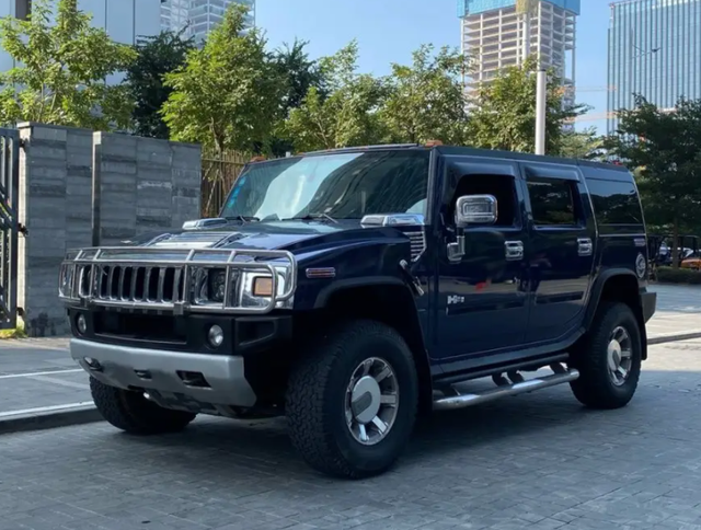 128万悍马现街头,车尾3段对话火了,路人:凡尔赛的最高境界