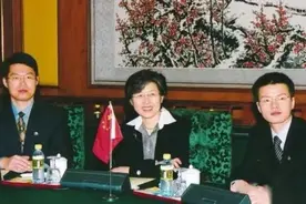 被称为“最美外交官”，69岁一头白发风姿优雅，穿衣打扮得体气质图片