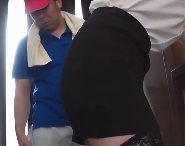 女子被快递员摁在墙上强奸，越反抗越用力，女子哭诉：我腿都软了