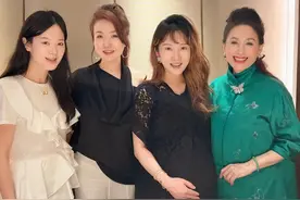 《蜗居》女主怀三胎近照曝光！37岁“阔太”李念参加聚会开心合照，染黄发穿黑色蕾丝裙肚大如箩图片
