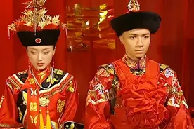 知画和小燕子谁是正妻？睡衣、旗头上的区别！当家主母一目了然图片