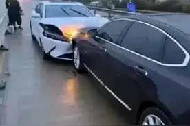 比亚迪与沃尔沃真实车祸对撞，公路坦克实至名归！图片