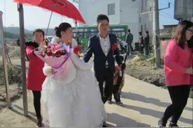 2个儿子同一天结婚，婆婆给大儿媳一万小儿媳6千，两个儿媳闹离婚图片