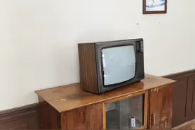 你家还有老旧式的#电视机#吗？别当废品卖了！当艺术品也不错图片