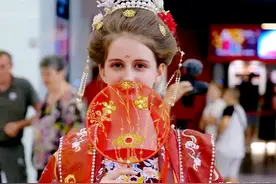 西安杀疯了！外国人突然暴增：欧洲女孩个个穿汉服，老外们太激动图片