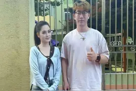 阿娇与网友合影曝光，脸型变圆少女感十足，身材苗条颜值重回巅峰图片