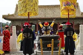 80年代，这五人在四川登基当皇帝，强迫护士为妃子，封蒋介石为王图片