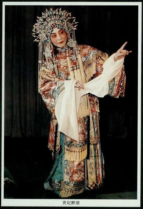 京剧:建国后,京剧的代表人物主要是"四大名旦"梅兰芳,程砚秋,尚小云