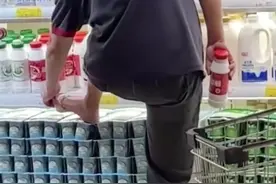 超市员工脱袜子光脚踩冷藏牛奶，网友直呼心态崩了，超市回应图片