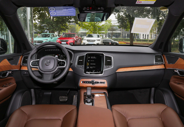 长4953mm，配10音响+全时四驱，直降13万，带你看丐版沃尔沃XC90
