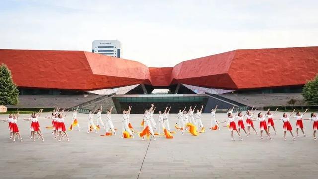 ��ϲӭ��ʮ�� �ܽ������̡���ʡȺ�չݹ����Ƴ�����ʮ������չ�ݻ