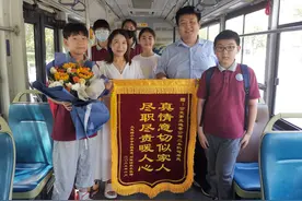 驾驶员倾情护航萌娃 家长送锦旗表谢意图片