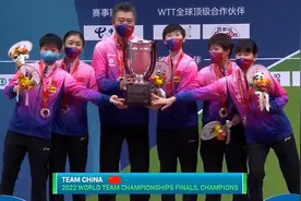 颁奖仪式！孙颖莎笑开花，伊藤美诚挥手，刘国梁压轴颁发奖牌图片