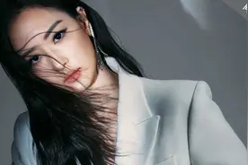 “台湾第一名媛”太冻龄，和老公合照像父女，与女儿街拍像姐妹图片