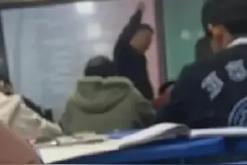 江苏泰兴打学生手心的老师，戒尺挥下时命运已交到家长手上了。图片